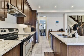 3270 Mintwood Cir in Oakville, ON - Building Photo - Building Photo