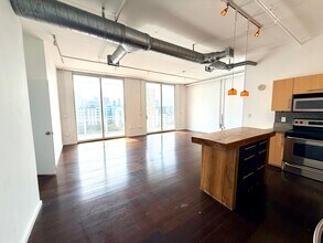 444 NE 30th St, Unit 902 in Miami, FL - Building Photo - Building Photo