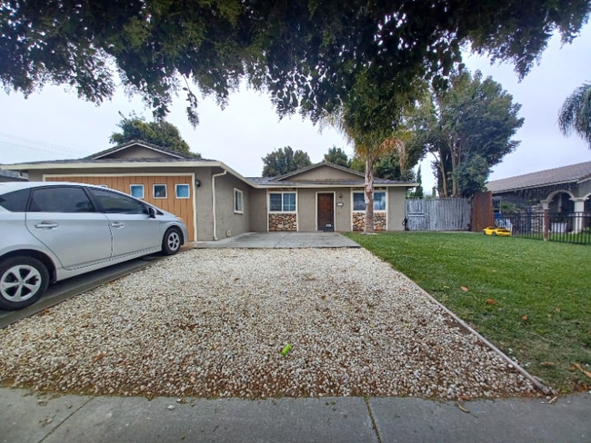 1111 Central Ave in Hollister, CA - Foto de edificio - Building Photo