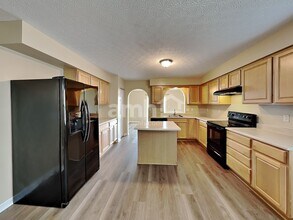 5498 Shannon Square Dr in Canal Winchester, OH - Foto de edificio - Building Photo