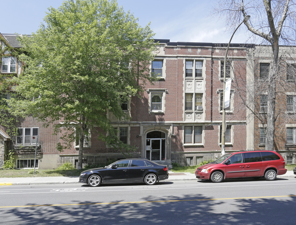 2521 Édouard-Montpetit in Montréal, QC - Building Photo