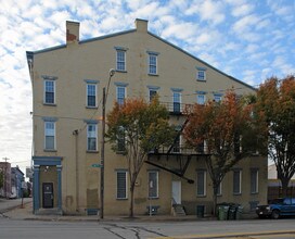 2025 Colerain Ave in Cincinnati, OH - Foto de edificio - Building Photo