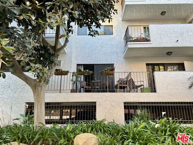 837 N W Knoll Dr in West Hollywood, CA - Building Photo - Building Photo