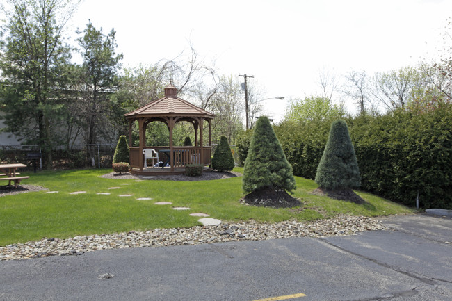 Four Seasons Apartments in Pittsburgh, PA - Building Photo - Building Photo