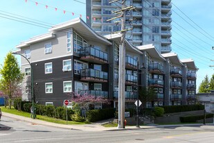 528 Como Lake Ave in Coquitlam, BC - Building Photo