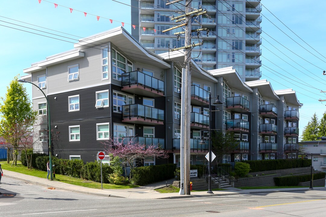 528 Como Lake Ave in Coquitlam, BC - Building Photo