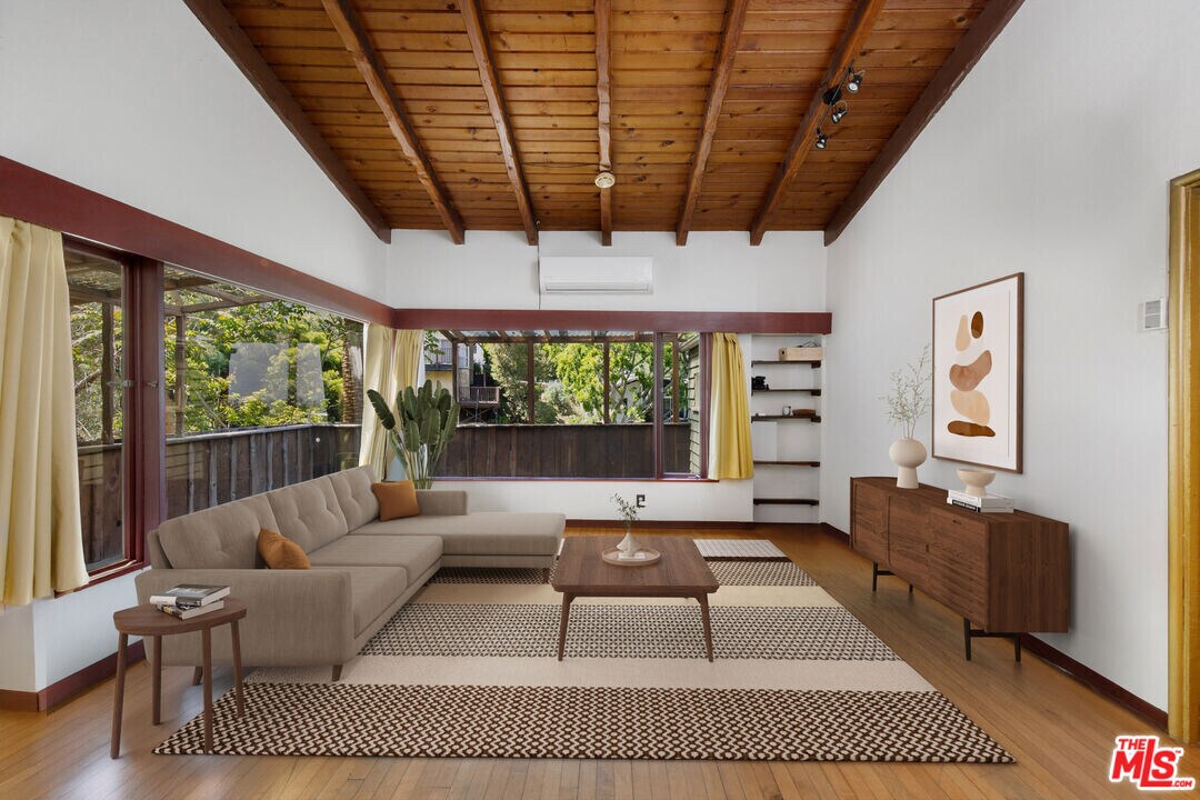 6933 Vanland Trl in Los Angeles, CA - Building Photo