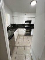 9300 Fontainebleau Blvd in Miami, FL - Building Photo