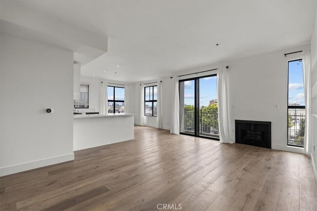 8811 Burton Way, Unit 318 in West Hollywood, CA - Foto de edificio - Building Photo