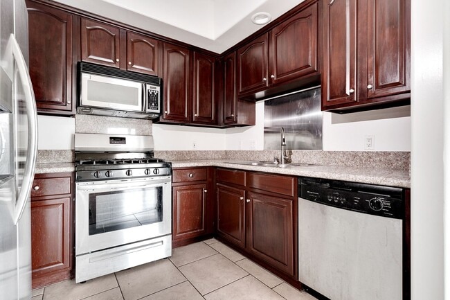 Corinth Luxury Investments LLC in Los Angeles, CA - Foto de edificio - Building Photo