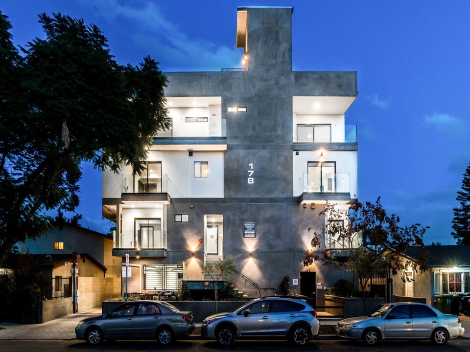 Alexandria Luxury Townhomes in Los Angeles, CA - Foto de edificio