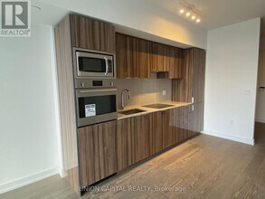 11 Wellesley St W in Toronto, ON - Building Photo - Building Photo