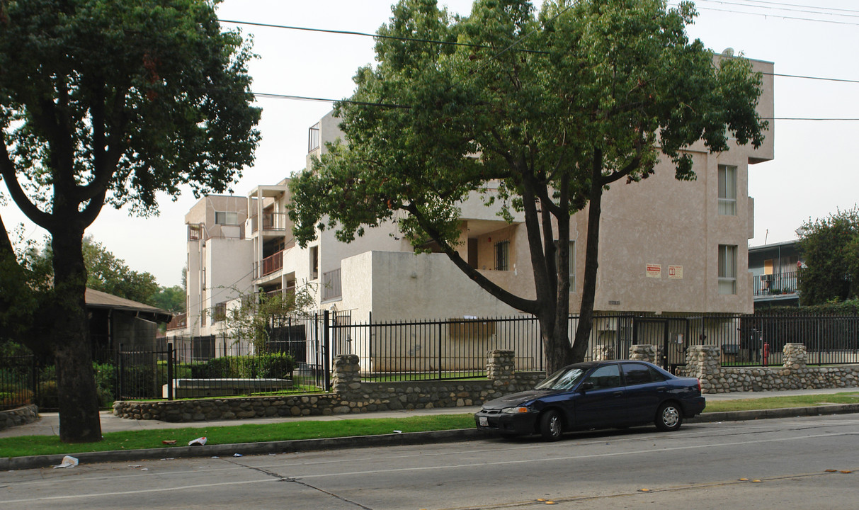 1085 Raymond Ave in Pasadena, CA - Building Photo