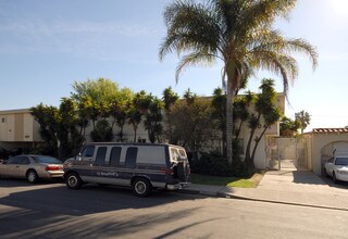 2042 S Holt Ave in Los Angeles, CA - Building Photo - Building Photo