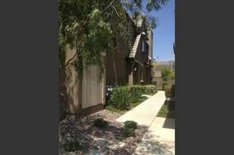 19319 Opal Ln in Santa Clarita, CA - Foto de edificio - Building Photo