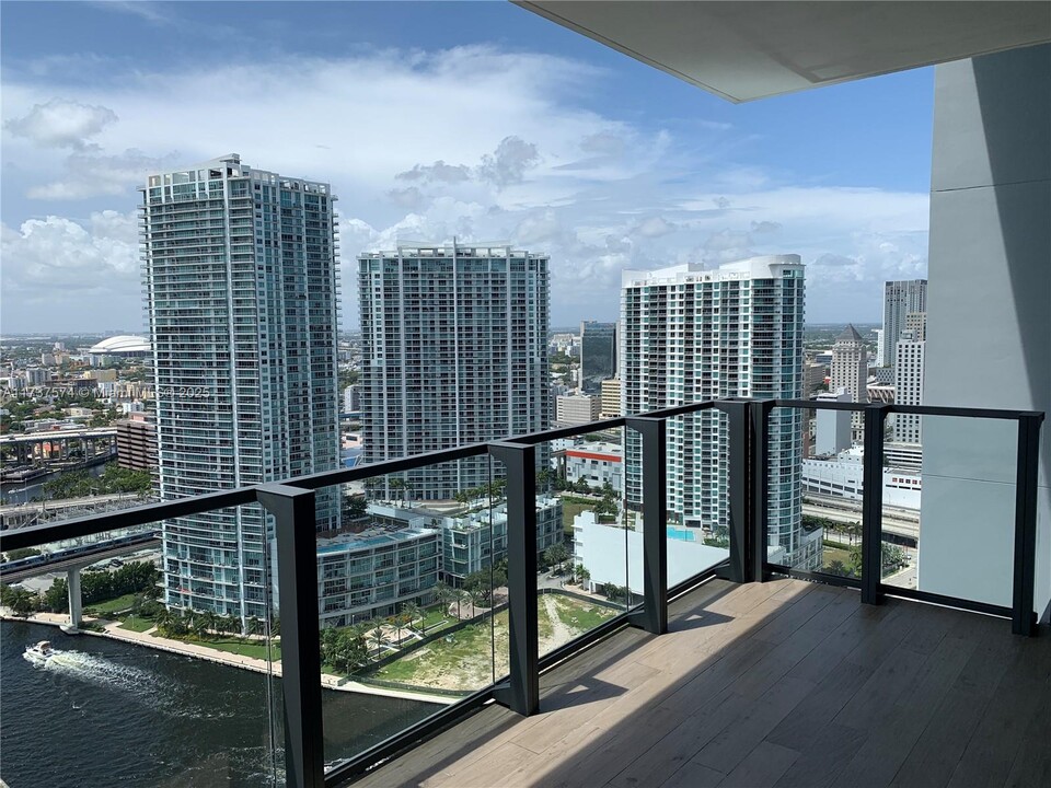 68 SE 6th St in Miami, FL - Building Photo