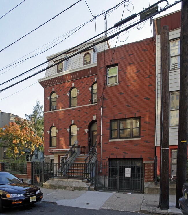 131 Clifton Pl in Jersey City, NJ - Building Photo - Building Photo