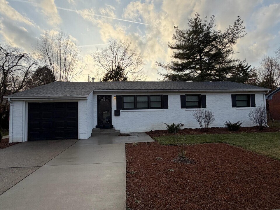 1929 Alexandria Dr in Lexington, KY - Building Photo