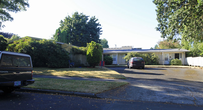 810-816 SE Tenino St in Portland, OR - Foto de edificio - Building Photo