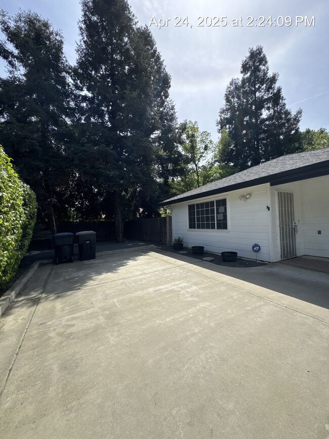 1827-1827 E Cambridge Ct in Visalia, CA - Building Photo - Building Photo