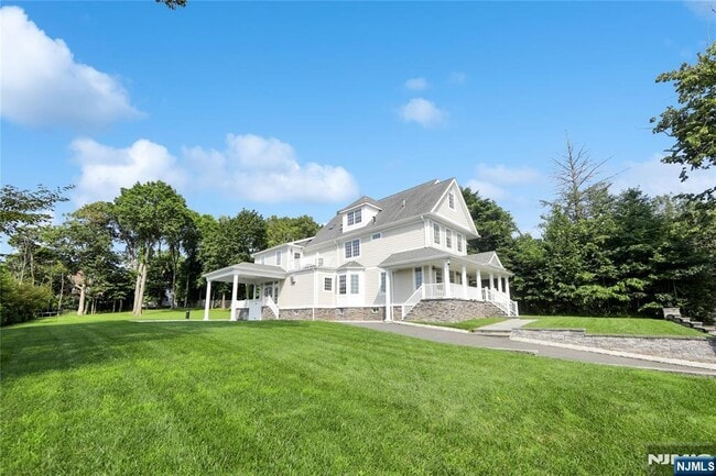 71 W Linden Ave in Englewood, NJ - Building Photo - Building Photo