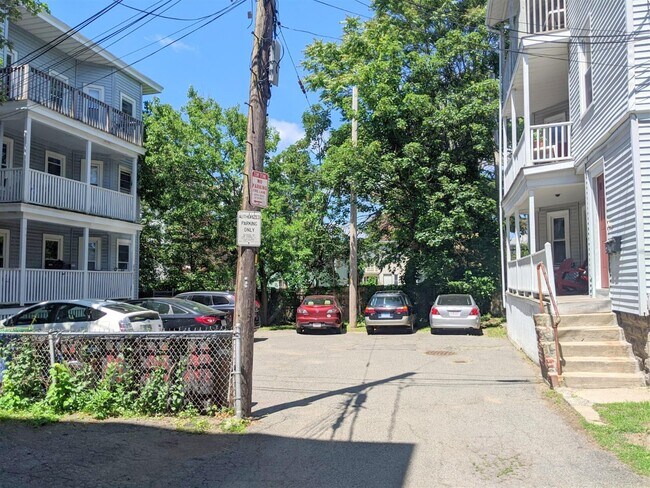 8 Lowell Cir, Unit 2 in Somerville, MA - Building Photo - Building Photo