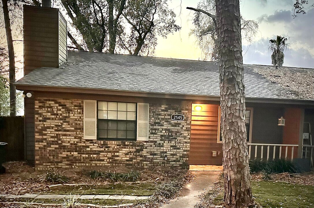 2545 Panther Creek Rd in Tallahassee, FL - Building Photo