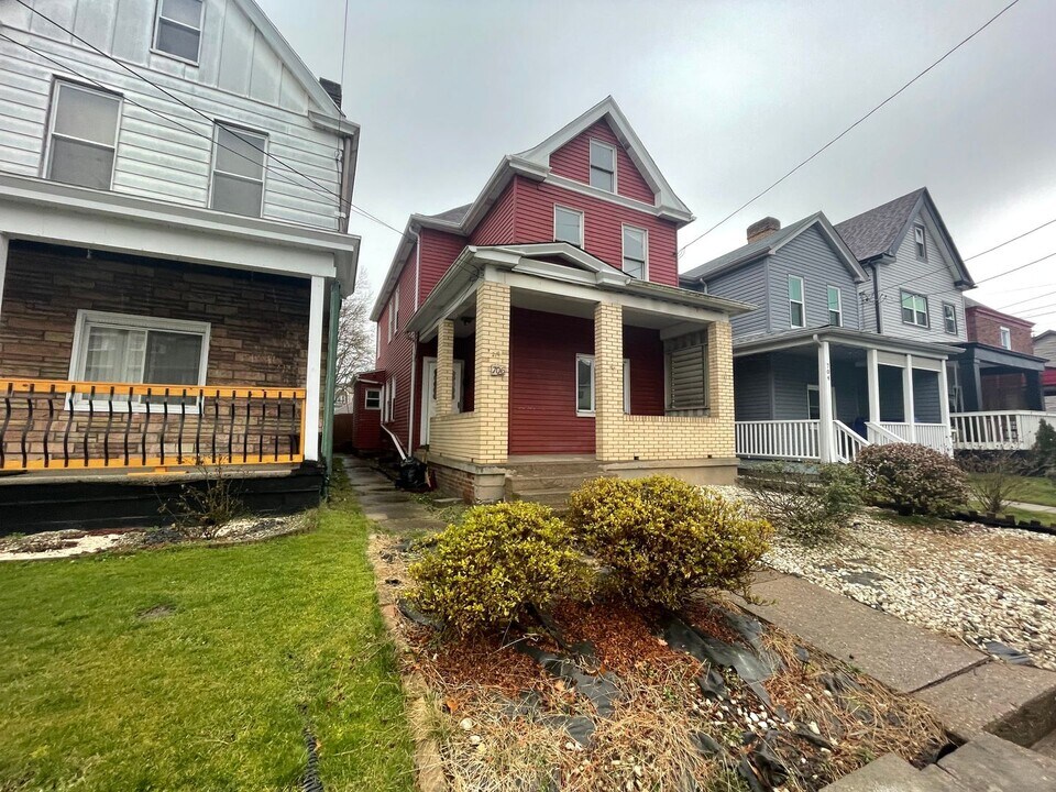 706 E 17th Ave in Munhall, PA - Building Photo