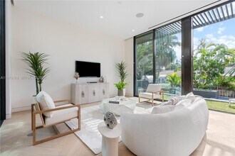 536 W 51st St in Miami Beach, FL - Building Photo - Building Photo