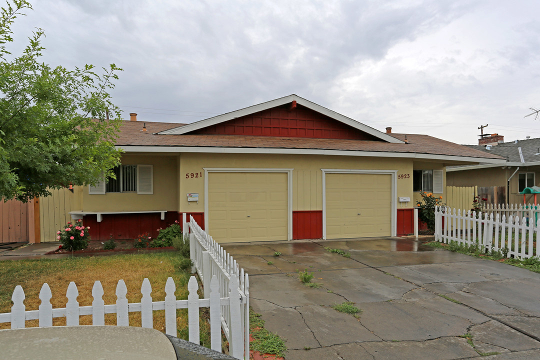 Clover Manor in Sacramento, CA - Building Photo