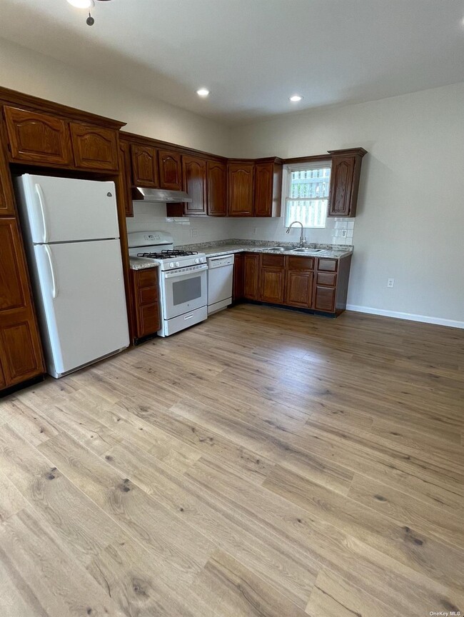 73 B The Promenade in Glen Head, NY - Building Photo - Building Photo