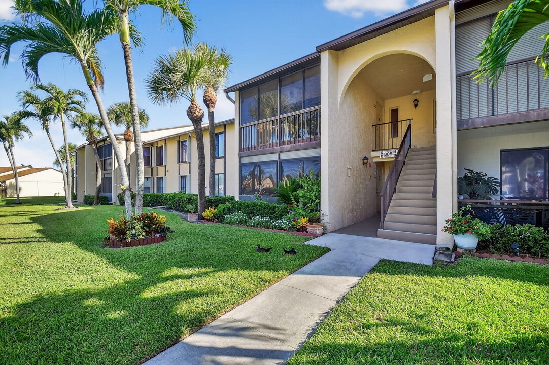 805 Sky Pine Way in Greenacres, FL - Building Photo