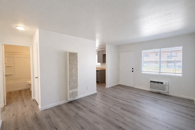 524 E Ave Q-12 in Palmdale, CA - Building Photo - Building Photo