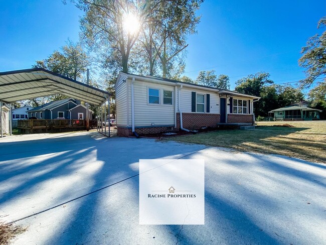 300 N Adair St in Clinton, SC - Building Photo - Building Photo