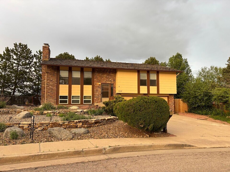 257 Dolomite Dr in Colorado Springs, CO - Foto de edificio