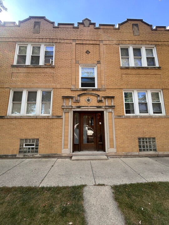 5301 W Barry Ave in Chicago, IL - Foto de edificio