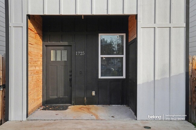 1725 E Crockett St in San Antonio, TX - Building Photo - Building Photo