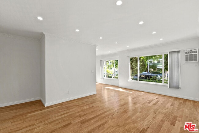 property at 1233 N Harper Ave