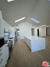 8320 Loyola Blvd in Los Angeles, CA - Foto de edificio - Building Photo
