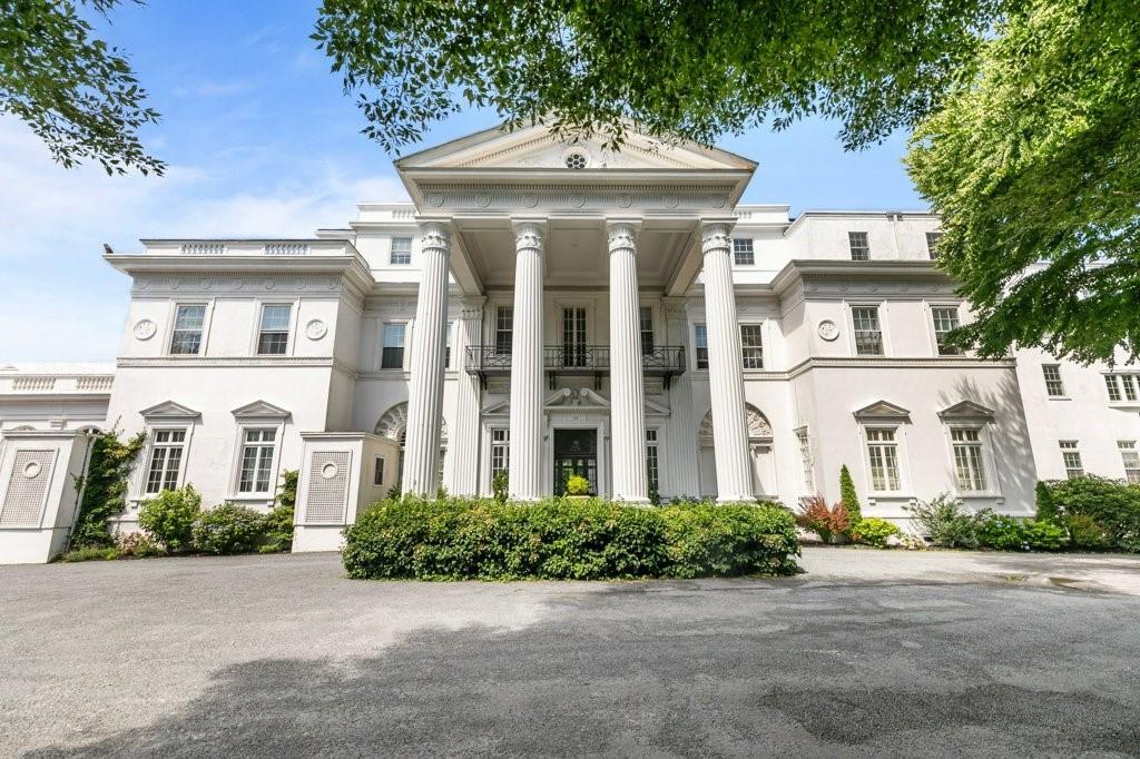 553 Bellevue Ave in Newport, RI - Building Photo