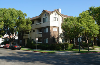 546 N Kenwood St in Glendale, CA - Building Photo - Building Photo