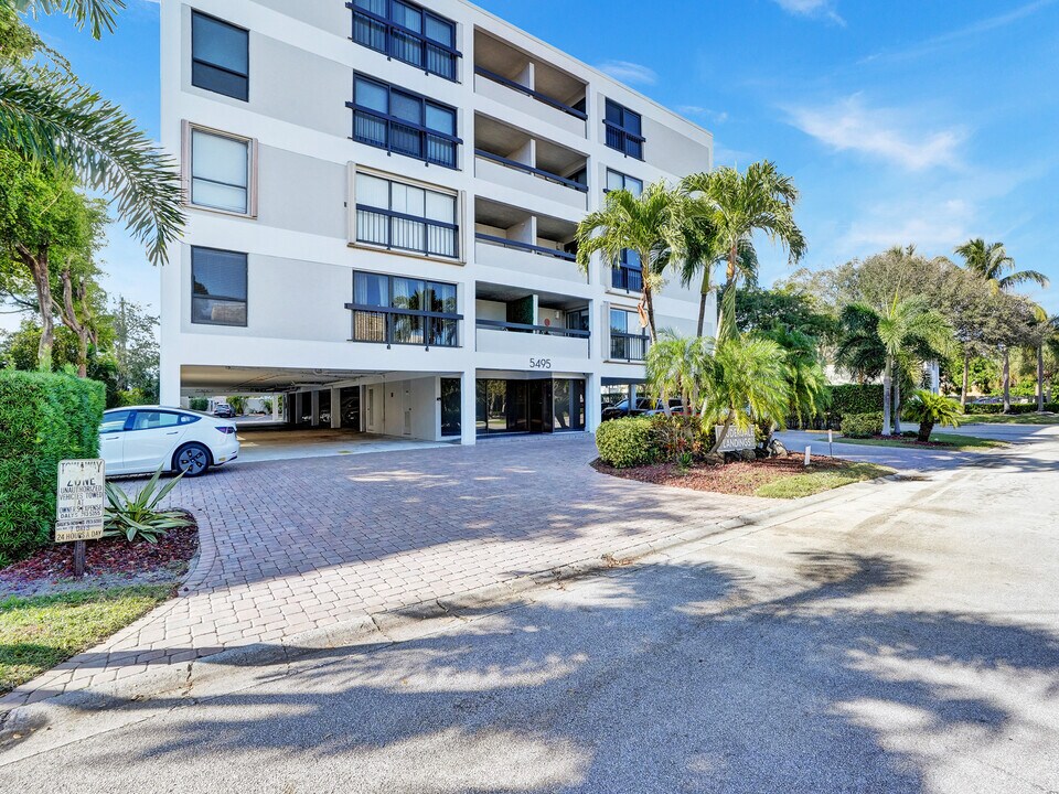 5495 NE 25th Ave, Unit 304 in Fort Lauderdale, FL - Building Photo