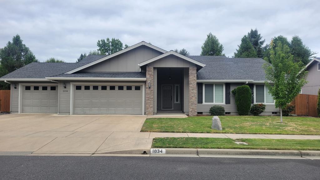 1034 SW Princeton Pl in Grants Pass, OR - Building Photo