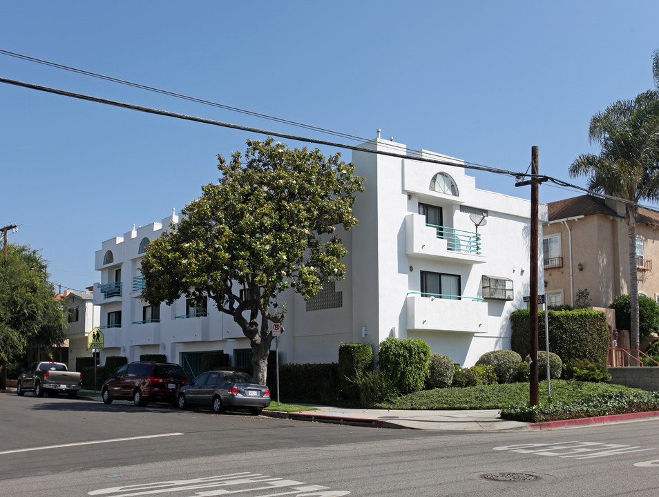 11527 Ohio Ave in Los Angeles, CA - Building Photo