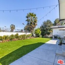 22747 Erwin St in Los Angeles, CA - Building Photo - Building Photo