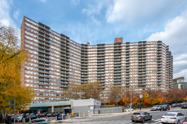 Chatham Green Apartments in New York, NY - Building Photo - Building Photo