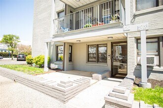 302 E Broadway in Long Beach, NY - Foto de edificio - Building Photo