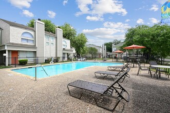 Townhome Apartments in Houston, TX - Foto de edificio - Building Photo