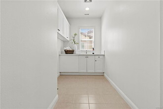 40 Forster in Lake Forest, CA - Foto de edificio - Building Photo
