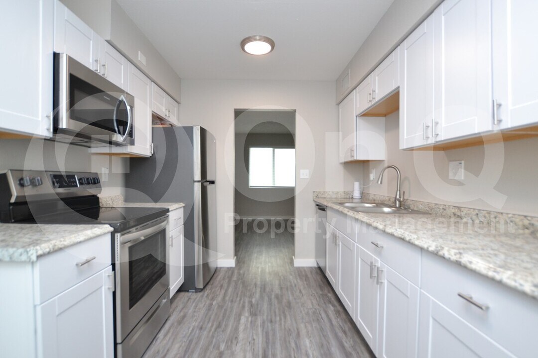 2210 W Devonshire Ave in Phoenix, AZ - Building Photo